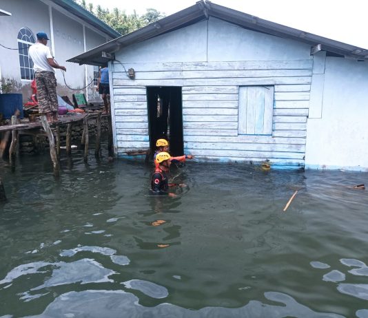 Dengar Kayu Berderak, Sekejap Kemudian Rumah Keluarga Jemi Ambruk ke Laut