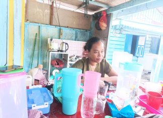 Rumah Warisan Orang Tua Roboh ke Laut, Nora Hanya Bisa Menatap Puing dan Memikirkan Masa Depan Dua Anaknya