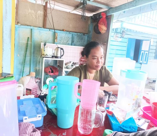 Rumah Warisan Orang Tua Roboh ke Laut, Nora Hanya Bisa Menatap Puing dan Memikirkan Masa Depan Dua Anaknya
