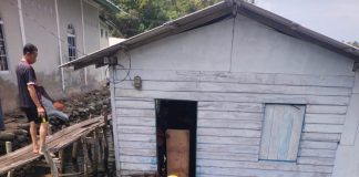 TRC BPBD Siantan Timur Gerak Cepat Tangani Rumah Roboh di Desa Nyamuk, Empat Warga Mengungsi
