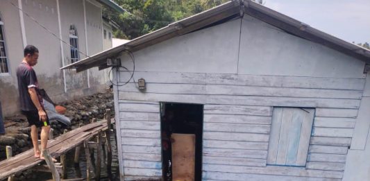TRC BPBD Siantan Timur Gerak Cepat Tangani Rumah Roboh di Desa Nyamuk, Empat Warga Mengungsi