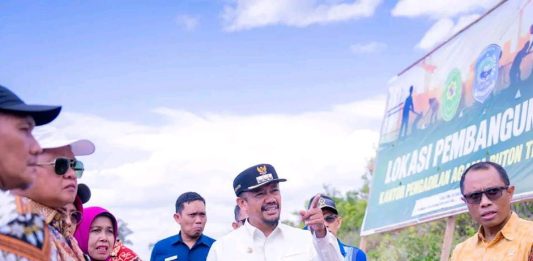 Percepat Layanan Dasar, Bupati Azhari Ungkap Progres Pembangunan Listrik, Feri, dan Air Bersih di Talaga