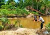 Banjir Putuskan Akses Jembatan, Polisi Bantu Pelajar Menyeberangi Sungai ke Sekolah