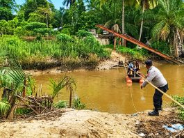 Banjir Putuskan Akses Jembatan, Polisi Bantu Pelajar Menyeberangi Sungai ke Sekolah
