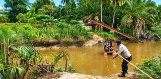 Banjir Putuskan Akses Jembatan, Polisi Bantu Pelajar Menyeberangi Sungai ke Sekolah