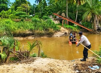 Banjir Putuskan Akses Jembatan, Polisi Bantu Pelajar Menyeberangi Sungai ke Sekolah