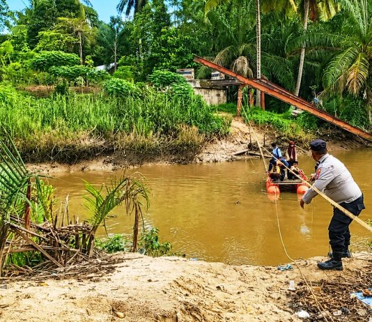 Banjir Putuskan Akses Jembatan, Polisi Bantu Pelajar Menyeberangi Sungai ke Sekolah