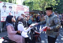Bupati Asahan Pimpin Gerakan Pembagian Bendera Merah Putih Sambut HUT Ke-81 Kemerdekaan RI