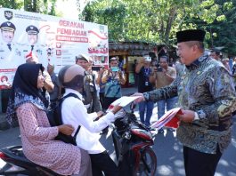 Bupati Asahan Pimpin Gerakan Pembagian Bendera Merah Putih Sambut HUT Ke-81 Kemerdekaan RI