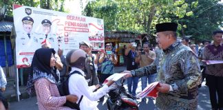 Bupati Asahan Pimpin Gerakan Pembagian Bendera Merah Putih Sambut HUT Ke-81 Kemerdekaan RI