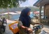 Di Balik Senyum Penjual Kue Keliling, Ada Duka Kehilangan Rumah yang Ambruk ke Laut