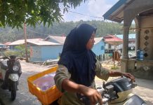 Di Balik Senyum Penjual Kue Keliling, Ada Duka Kehilangan Rumah yang Ambruk ke Laut