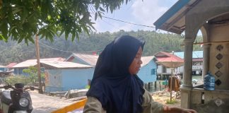 Di Balik Senyum Penjual Kue Keliling, Ada Duka Kehilangan Rumah yang Ambruk ke Laut