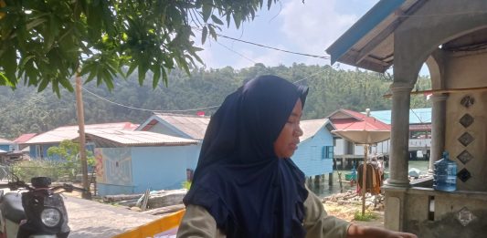 Di Balik Senyum Penjual Kue Keliling, Ada Duka Kehilangan Rumah yang Ambruk ke Laut