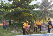 Sambut HUT ke-81 RI, Polsek Bunguran Timur Bersama Kecamatan Gelar Gotong Royong Bersihkan Pantai Piwang
