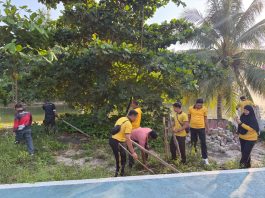 Sambut HUT ke-81 RI, Polsek Bunguran Timur Bersama Kecamatan Gelar Gotong Royong Bersihkan Pantai Piwang