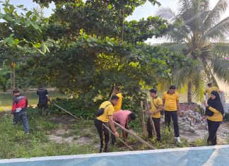 Sambut HUT ke-81 RI, Polsek Bunguran Timur Bersama Kecamatan Gelar Gotong Royong Bersihkan Pantai Piwang