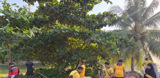 Sambut HUT ke-81 RI, Polsek Bunguran Timur Bersama Kecamatan Gelar Gotong Royong Bersihkan Pantai Piwang