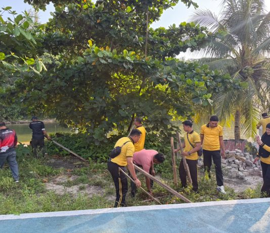 Sambut HUT ke-81 RI, Polsek Bunguran Timur Bersama Kecamatan Gelar Gotong Royong Bersihkan Pantai Piwang