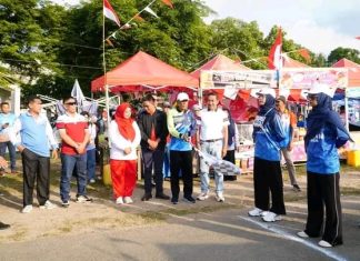 Sekda Lingga Lepas Lomba Gerak Jalan, Hidupkan Kembali Tradisi Perayaan HUT Kemerdekaan
