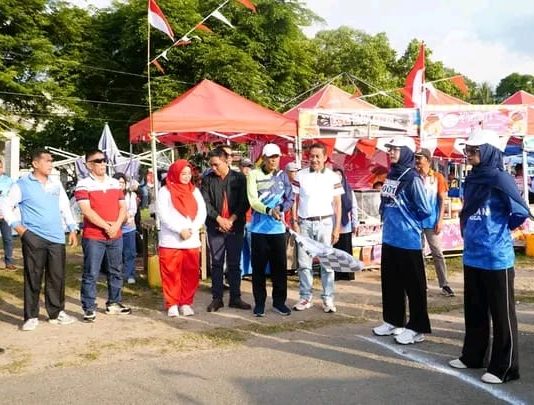 Sekda Lingga Lepas Lomba Gerak Jalan, Hidupkan Kembali Tradisi Perayaan HUT Kemerdekaan