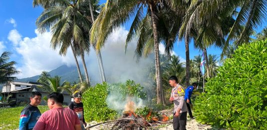 Gerakan Langit Biru Indonesia Asri, Polri dan Masyarakat Bersihkan Pantai Teluk Selahang