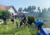 Bhabinkamtibmas dan Warga Batu Hitam Gotong Royong Bersihkan TPU