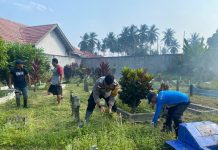 Bhabinkamtibmas dan Warga Batu Hitam Gotong Royong Bersihkan TPU