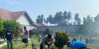 Bhabinkamtibmas dan Warga Batu Hitam Gotong Royong Bersihkan TPU
