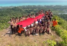 Bentang Bendera 20 Meter di Puncak Bukit, SAR Natuna Gaungkan Semangat Kemerdekaan hingga Perbatasan