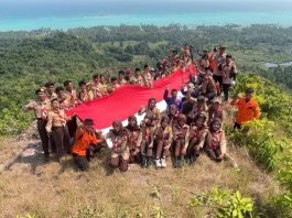 Bentang Bendera 20 Meter di Puncak Bukit, SAR Natuna Gaungkan Semangat Kemerdekaan hingga Perbatasan
