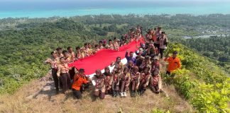 Bentang Bendera 20 Meter di Puncak Bukit, SAR Natuna Gaungkan Semangat Kemerdekaan hingga Perbatasan