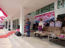 H. Mustamin Bakri Bacakan Proklamasi di Upacara HUT ke-81 RI di PLBN Serasan