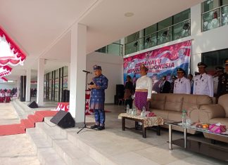 H. Mustamin Bakri Bacakan Proklamasi di Upacara HUT ke-81 RI di PLBN Serasan