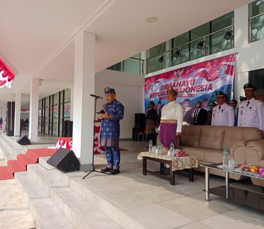 H. Mustamin Bakri Bacakan Proklamasi di Upacara HUT ke-81 RI di PLBN Serasan
