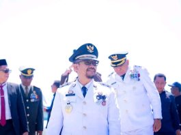Meriahkan HUT ke-81 RI, Bupati Azhari Hadiri Pembentangan Merah Putih 1.000 Meter di Pantai Katembe