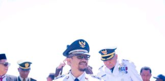 Meriahkan HUT ke-81 RI, Bupati Azhari Hadiri Pembentangan Merah Putih 1.000 Meter di Pantai Katembe