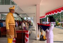 Komjen Pol. Makhruzi Rahman Pimpin Upacara HUT ke-81 RI di PLBN Serasan, Merah Putih Berkibar di Perbatasan Negeri