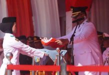 Upacara HUT ke-81 RI di Buton Selatan Berlangsung Khidmat, Bupati Adios Serahkan Satyalancana Karya Satya