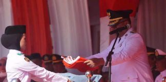 Upacara HUT ke-81 RI di Buton Selatan Berlangsung Khidmat, Bupati Adios Serahkan Satyalancana Karya Satya