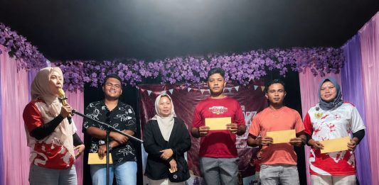 Malam Puncak HUT ke-81 RI di Desa Pena’ah Meriah, Warga Dihibur Joget Dangkong