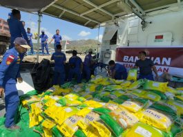 Polri Distribusikan Bantuan Logistik Kapolri untuk Korban Gempa di Pulau Flores