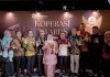 Komitmen Majukan Ekonomi Kerakyatan, Bupati Kasmarni Raih Penghargaan Bakti Koperasi Nayaka Mahambara 2026