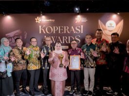 Komitmen Majukan Ekonomi Kerakyatan, Bupati Kasmarni Raih Penghargaan Bakti Koperasi Nayaka Mahambara 2026