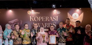 Komitmen Majukan Ekonomi Kerakyatan, Bupati Kasmarni Raih Penghargaan Bakti Koperasi Nayaka Mahambara 2026