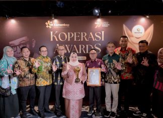 Komitmen Majukan Ekonomi Kerakyatan, Bupati Kasmarni Raih Penghargaan Bakti Koperasi Nayaka Mahambara 2026