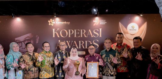 Komitmen Majukan Ekonomi Kerakyatan, Bupati Kasmarni Raih Penghargaan Bakti Koperasi Nayaka Mahambara 2026