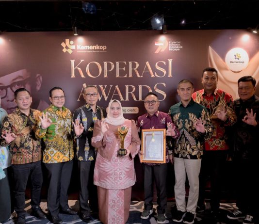 Komitmen Majukan Ekonomi Kerakyatan, Bupati Kasmarni Raih Penghargaan Bakti Koperasi Nayaka Mahambara 2026