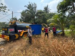 Polres Natuna Salurkan 8 Ton Air Bersih untuk Warga Mahligai yang Terdampak Kekeringan