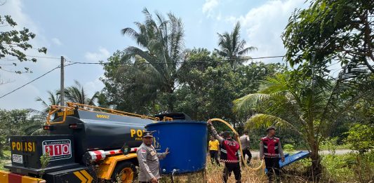 Polres Natuna Salurkan 8 Ton Air Bersih untuk Warga Mahligai yang Terdampak Kekeringan